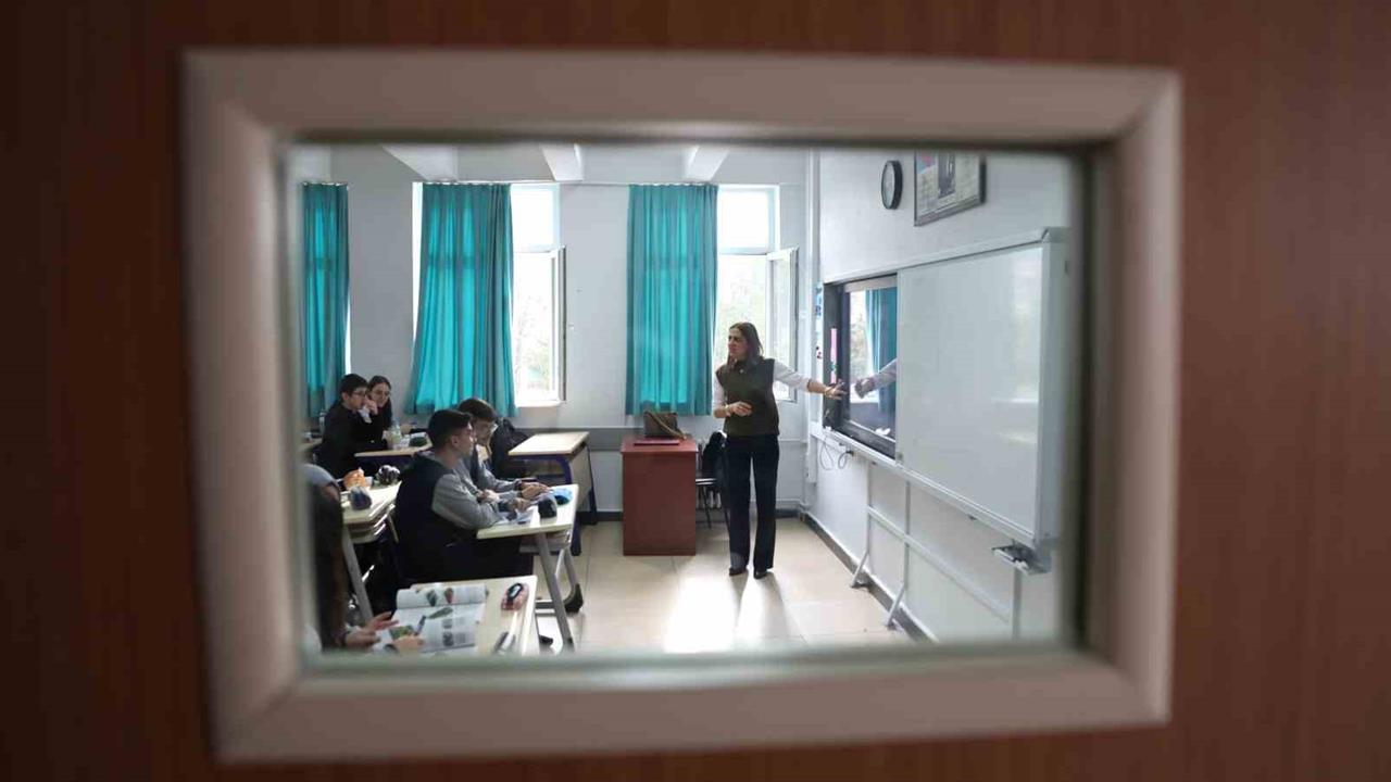 Kocasinan'daki Öğretmenler Günü Kutlamasında Başkan Çolakbayrakdar'dan Anlamlı Hediye