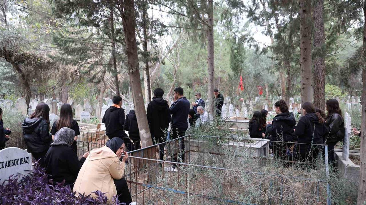 Adana'da Öğrenciler, Vefat Eden Öğretmenlerini Unutmadı