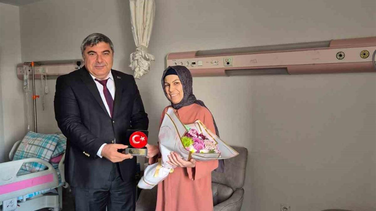 Afyonkarahisar'da Öğretmenler Günü'nü Hastanede Geçiren Öğretmen Unutulmadı