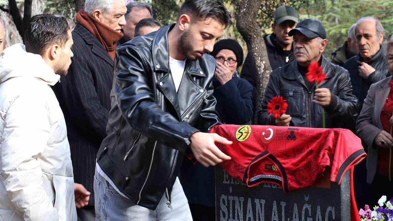 Eskişehir'de Milli Kaleci Sinan Alağaç, Vefatının 40. Yılında Anıldı