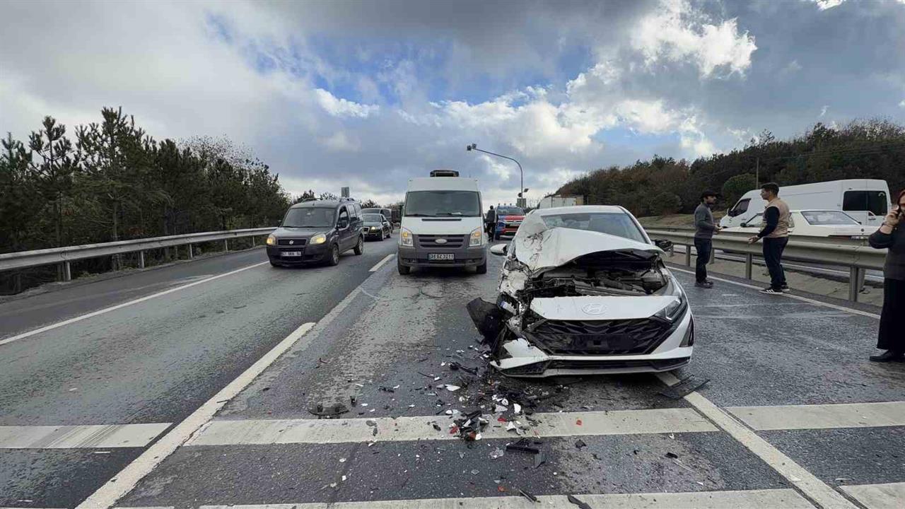 İstanbul Arnavutköy'de meydana gelen zincirleme kazada 1 kişi yaralandı.