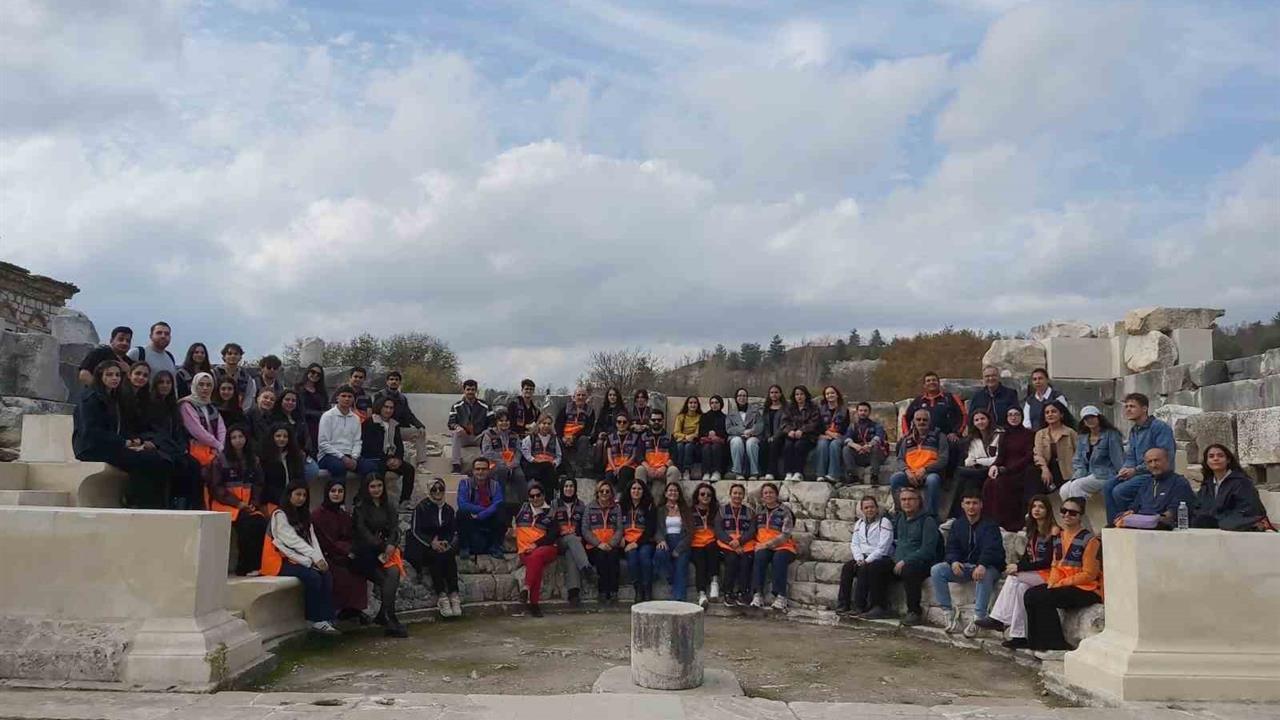 Muğla Yatağan'da AFAD Gönüllüleri, Stratonikeia Antik Kenti'nde tarihi bir gezi düzenledi.