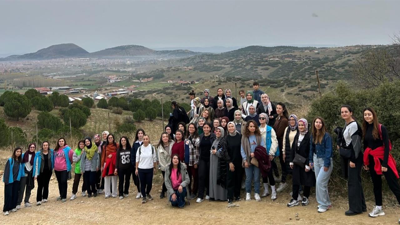 Manisa'da 61 Kadın Öğretmen, Gençlik Kampında 24 Kasım'ı Kutladı