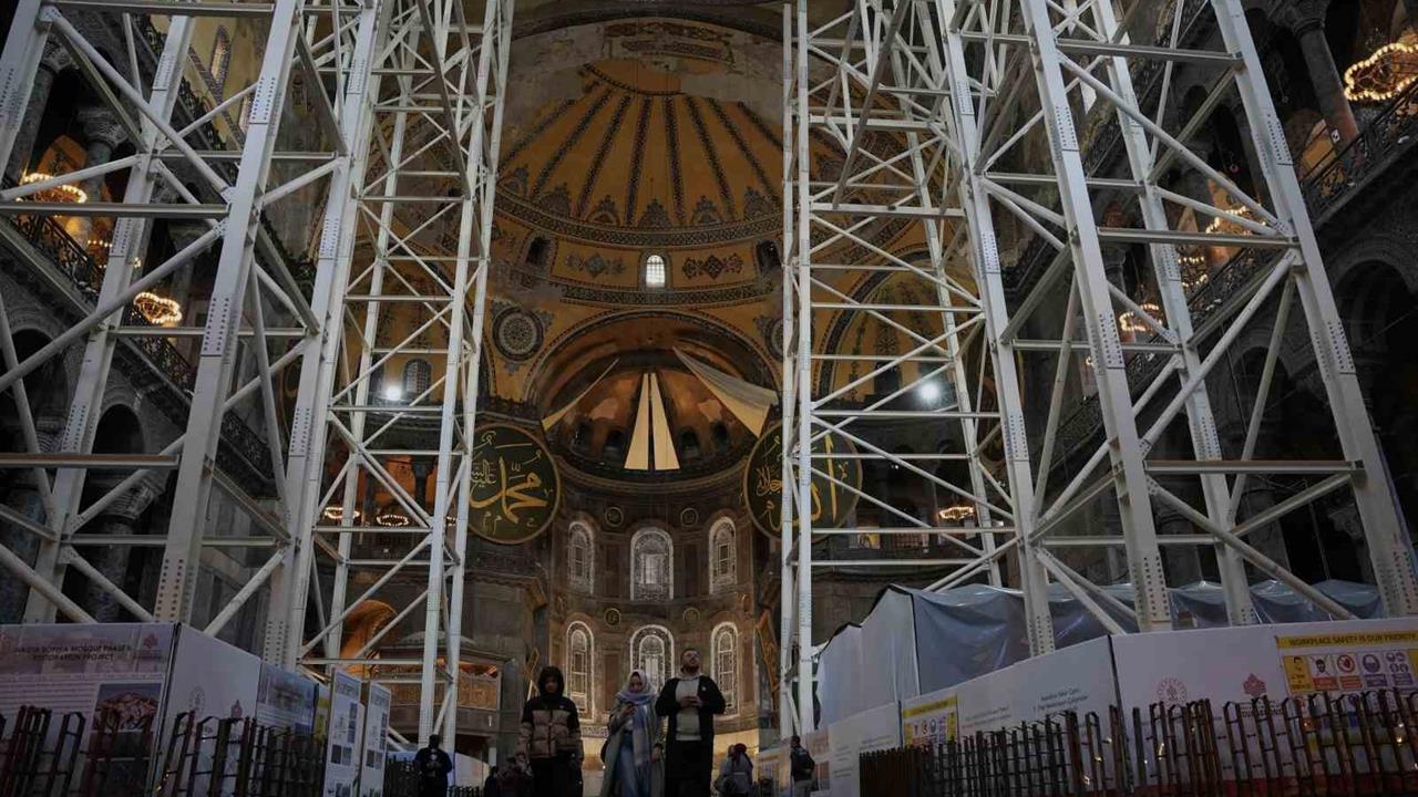 İstanbul Ayasofya'da Vinçlerin Taşınması İçin Platform Hazırlandı