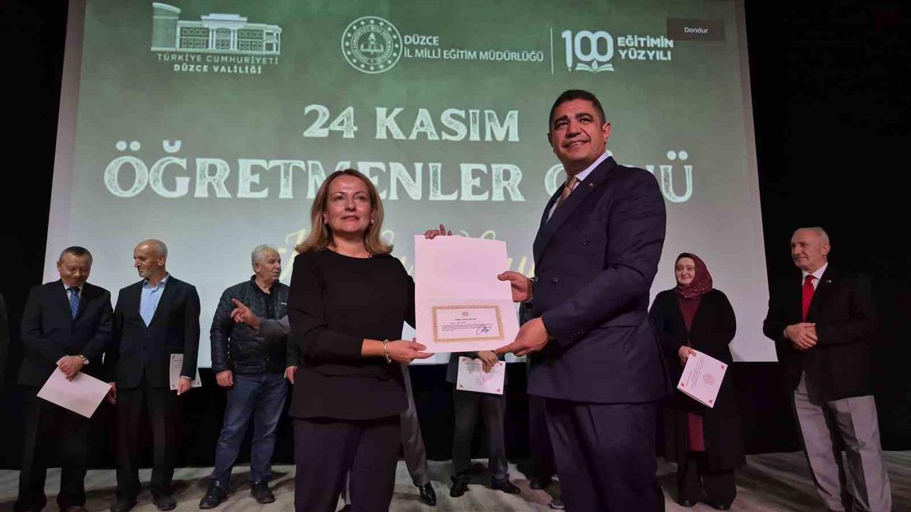 Düzce'de 24 Kasım Öğretmenler Günü kapsamında emekli öğretmenlere üstün hizmet belgeleri takdim edildi.