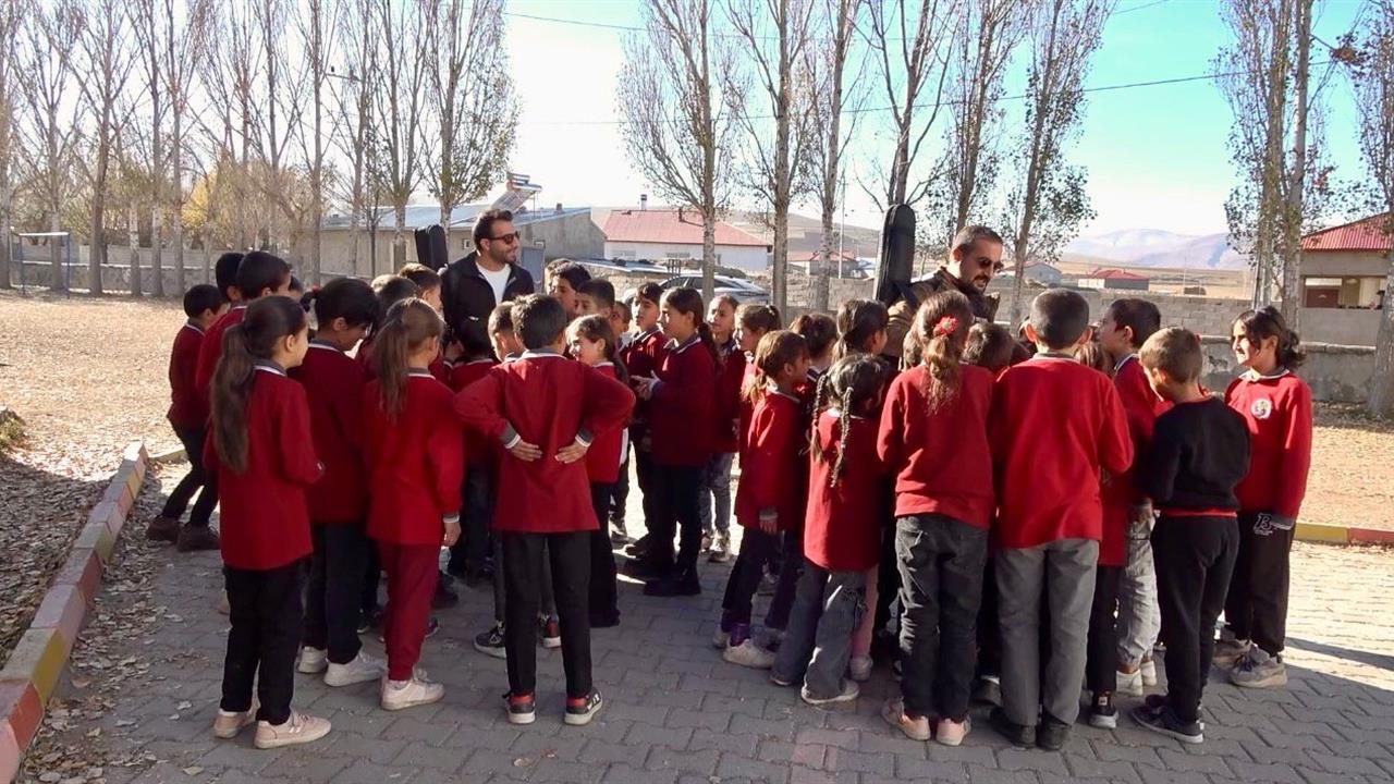Ağrı'da Kırsal Bölgelerde Öğrencilere Müzik Eğitimi Veriliyor