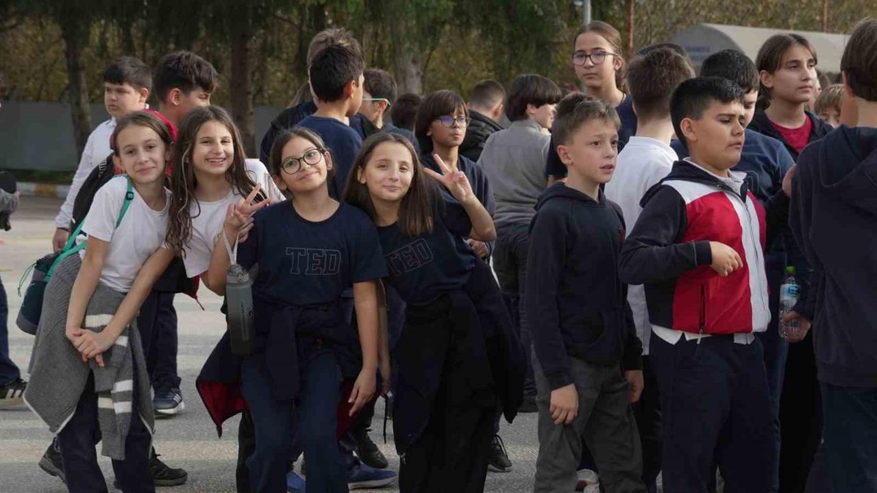 Düzce'de Öğretmenler Günü'nde Fenomen Öğretmene Sürpriz Yapıldı