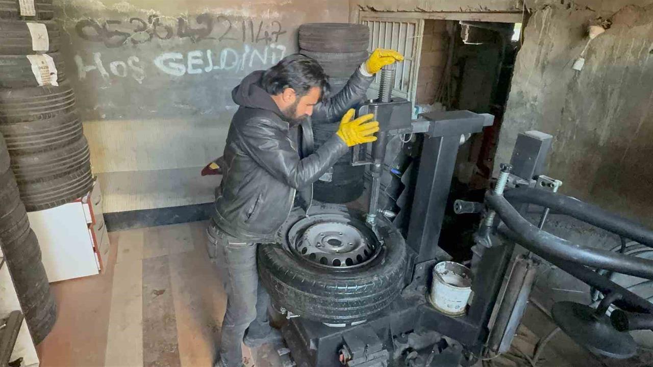 Diyarbakır'da Oto Ustaları, Kış Lastiği Takmanın Önemini Vurguladı