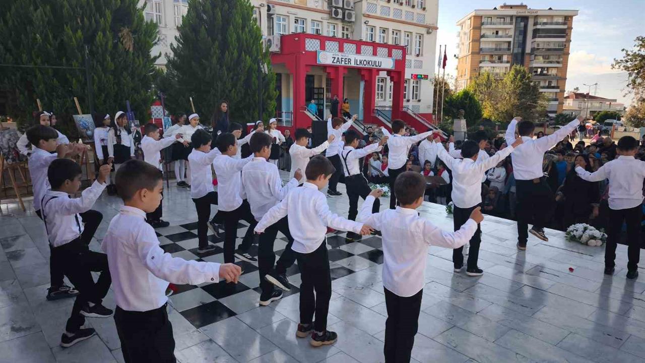 Nazilli Aydın'da Öğretmenler Günü'nde Zeybek Gösterisi Yapıldı