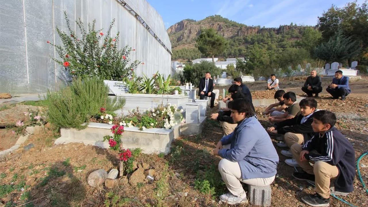Mersin Bozyazı'da Vefat Eden Öğretmen Ahmet Şahin Kabri Başında Anıldı
