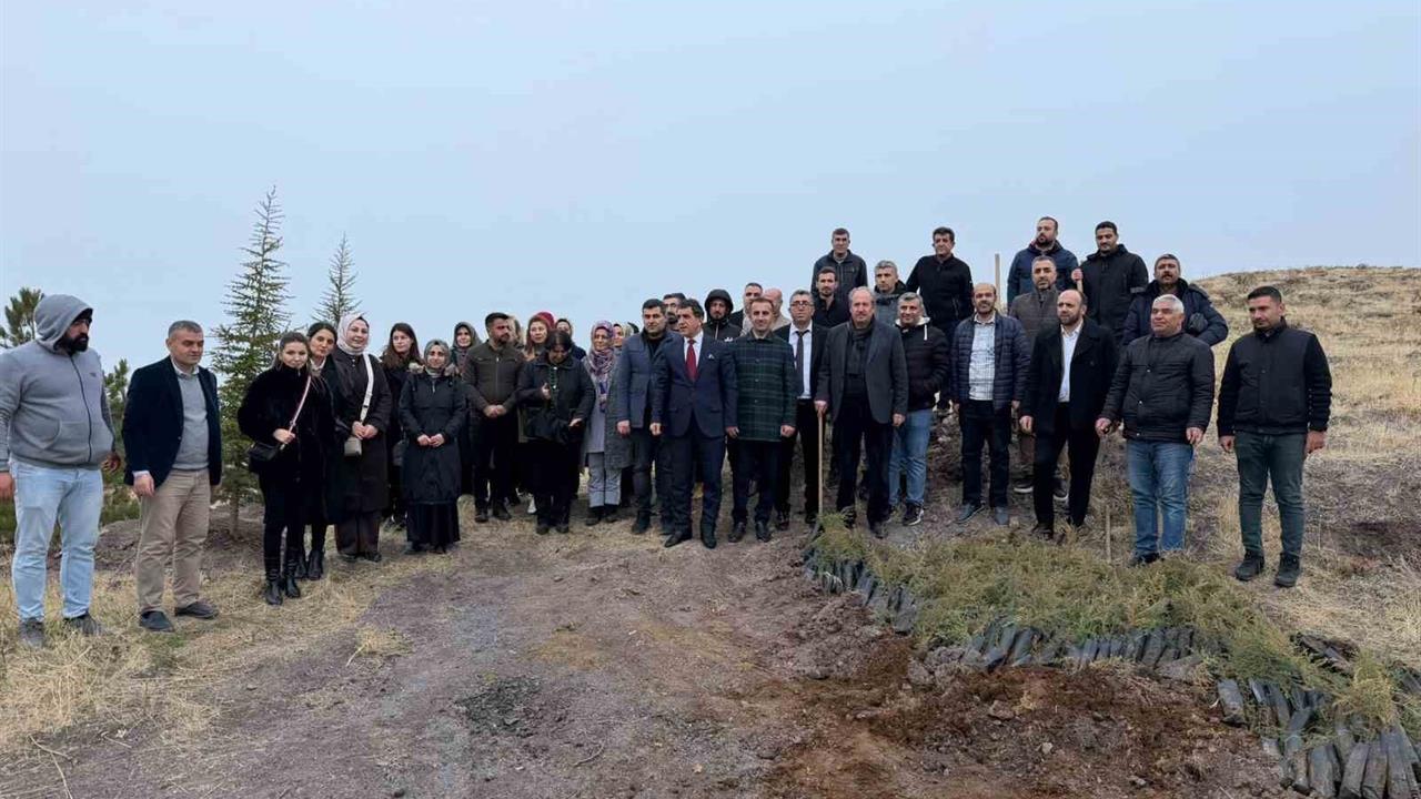 Elazığ Sivrice'de Öğretmenler Günü'nde Fidan Dikim Etkinliği Düzenlendi