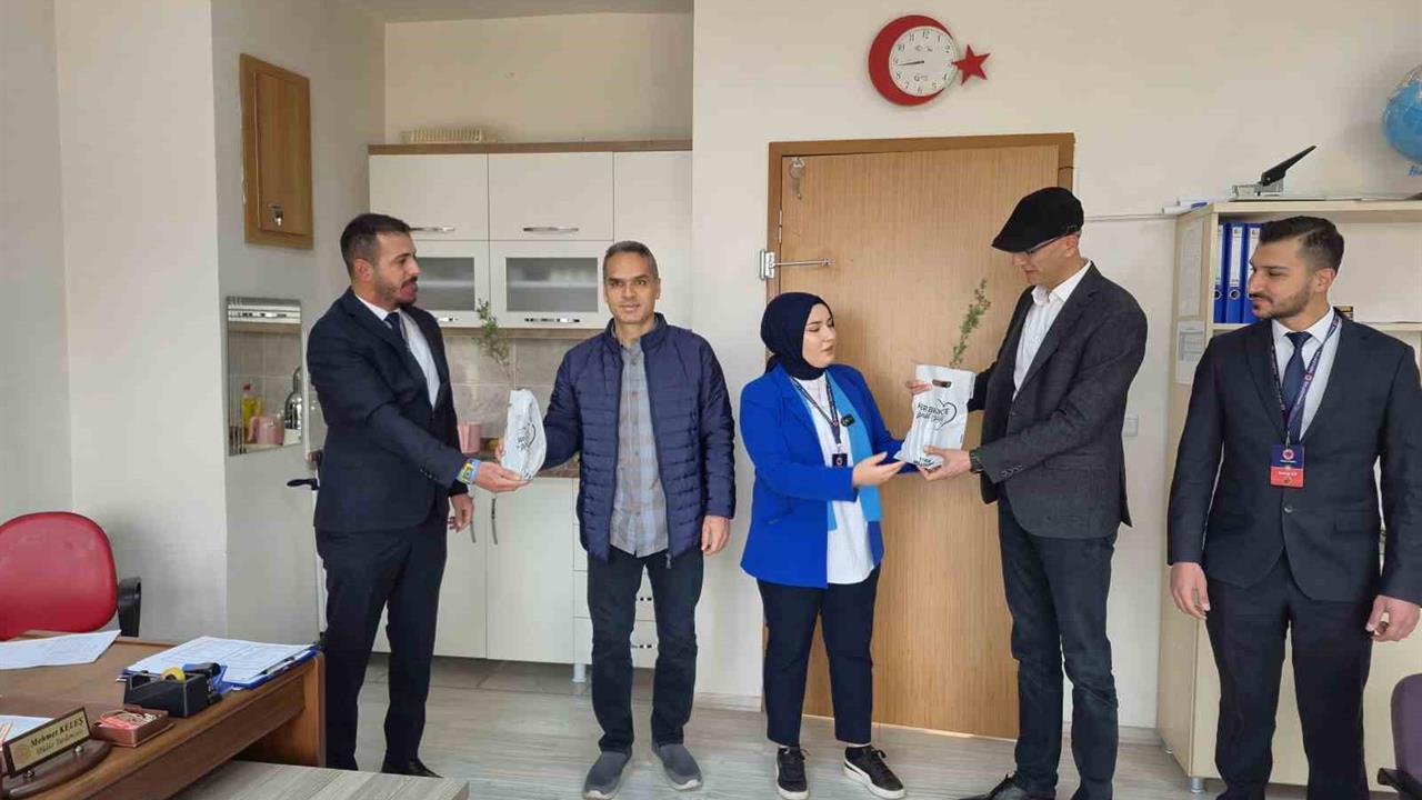 Tokat Merkez ve Köylerinde 5 Bin Fidan Öğretmenlere Dağıtıldı