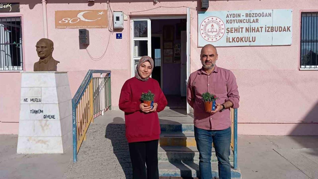 Bozdoğan'da Öğretmenler Günü'nde Öğretmenlere Karanfil Dağıtıldı