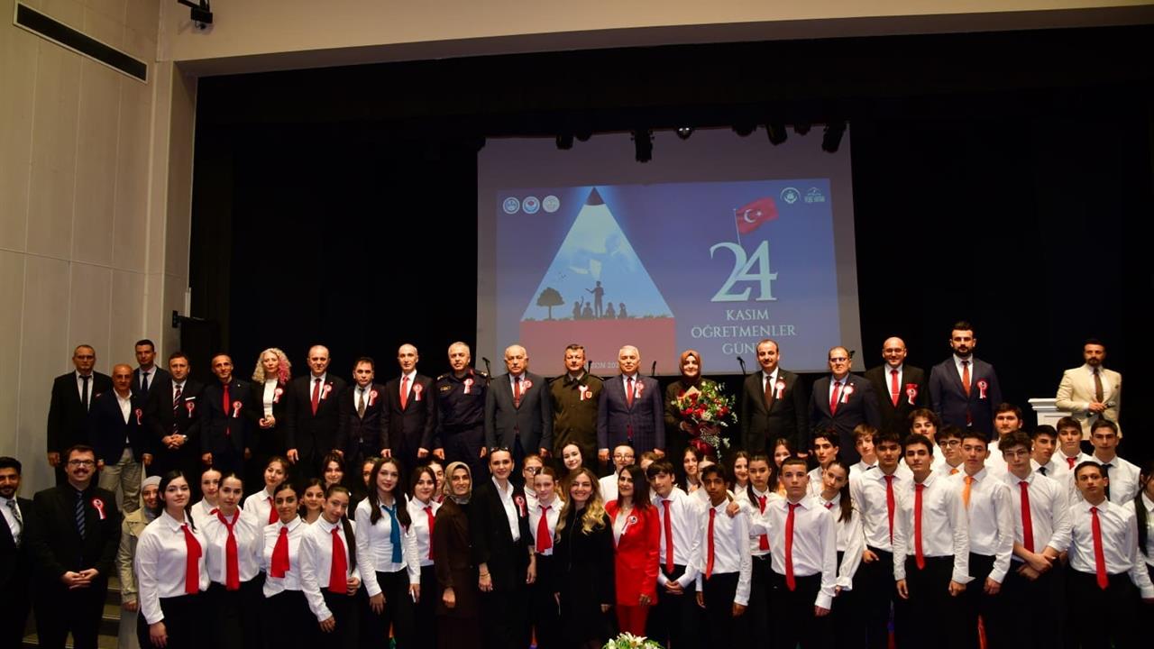Trabzon'da 24 Kasım Öğretmenler Günü Törenle Kutlandı