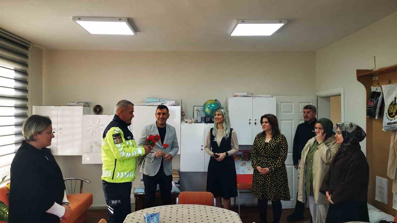 Karacabey'de Jandarma, Öğretmenler Günü'nde 4 Okulu Ziyaret Etti