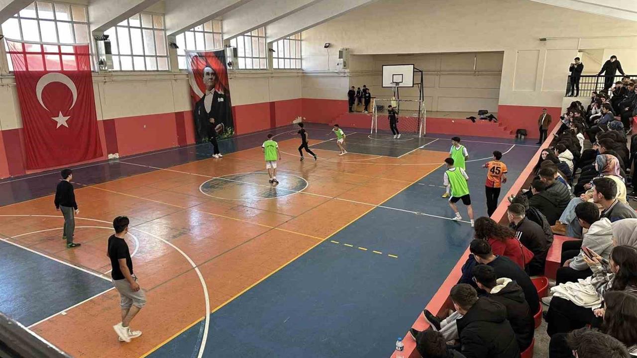 Kars Susuz'da Okullar Arası Futsal Turnuvası Coşkuyla Sürüyor