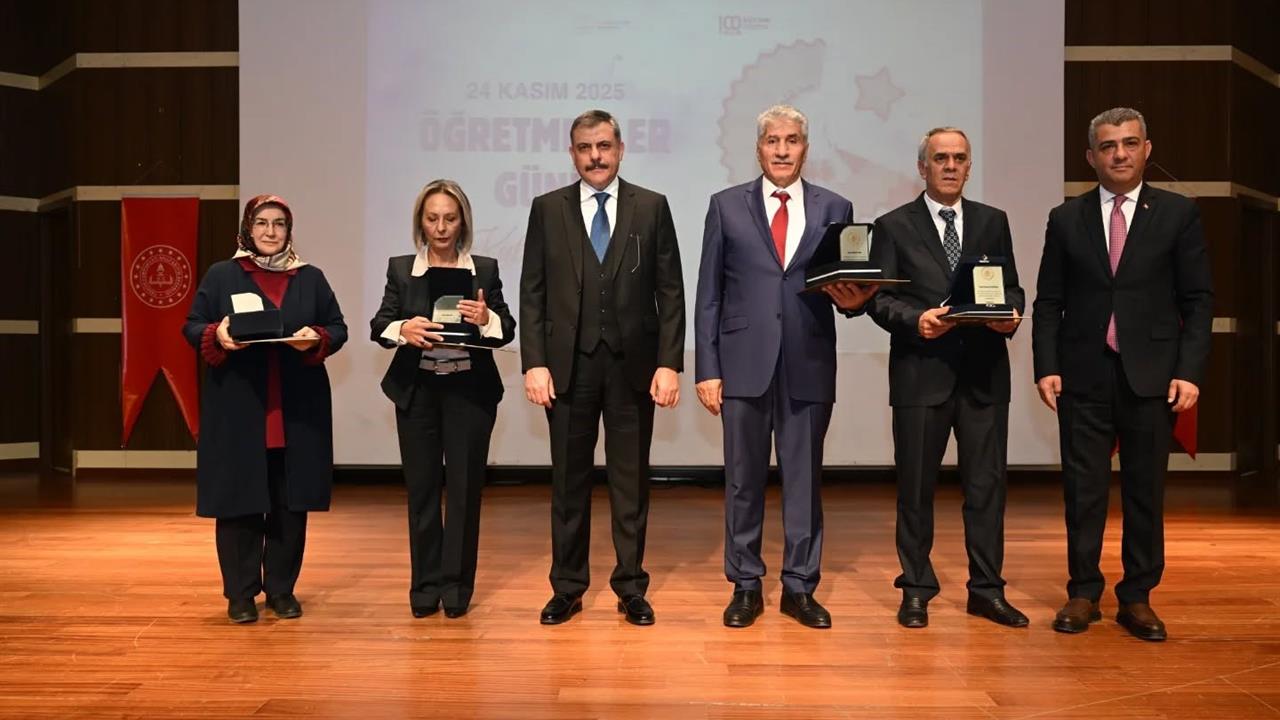 Erzurum'da 24 Kasım Öğretmenler Günü dolayısıyla düzenlenen törende duygusal anlar yaşandı.