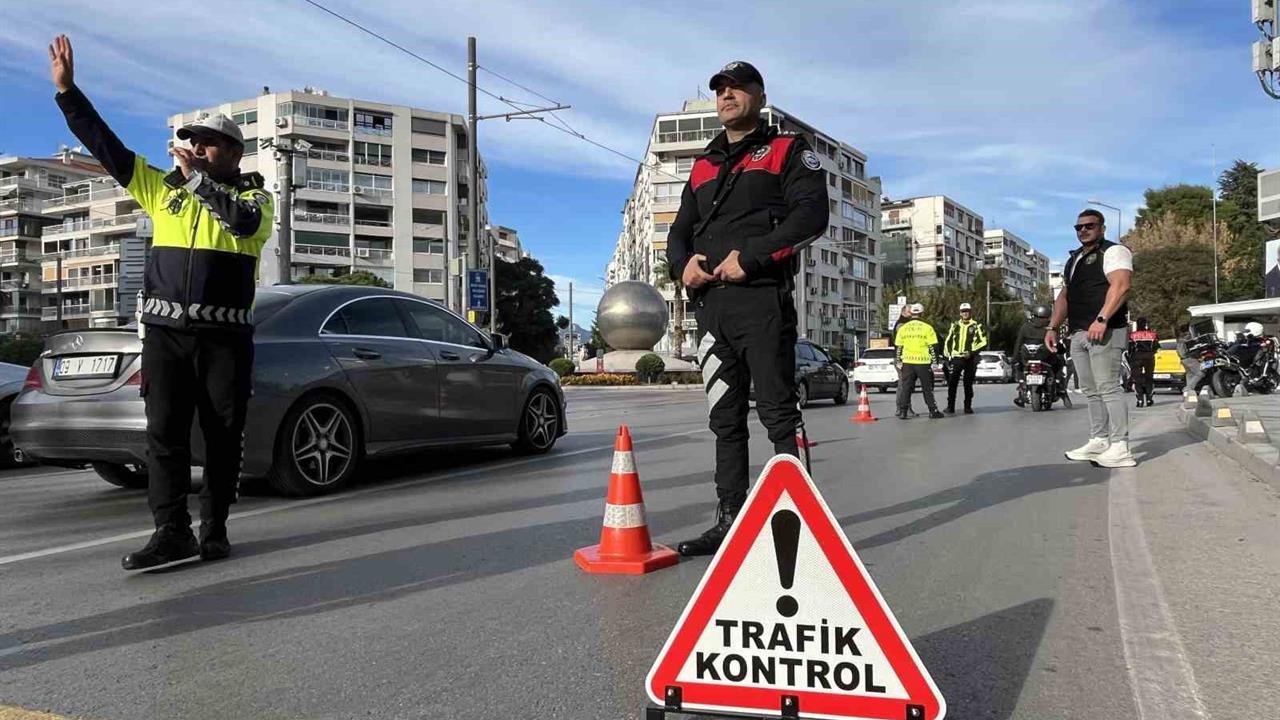 İzmir Konak'ta Gerçekleştirilen Denetimlerde 258 Araca Ceza Kesildi