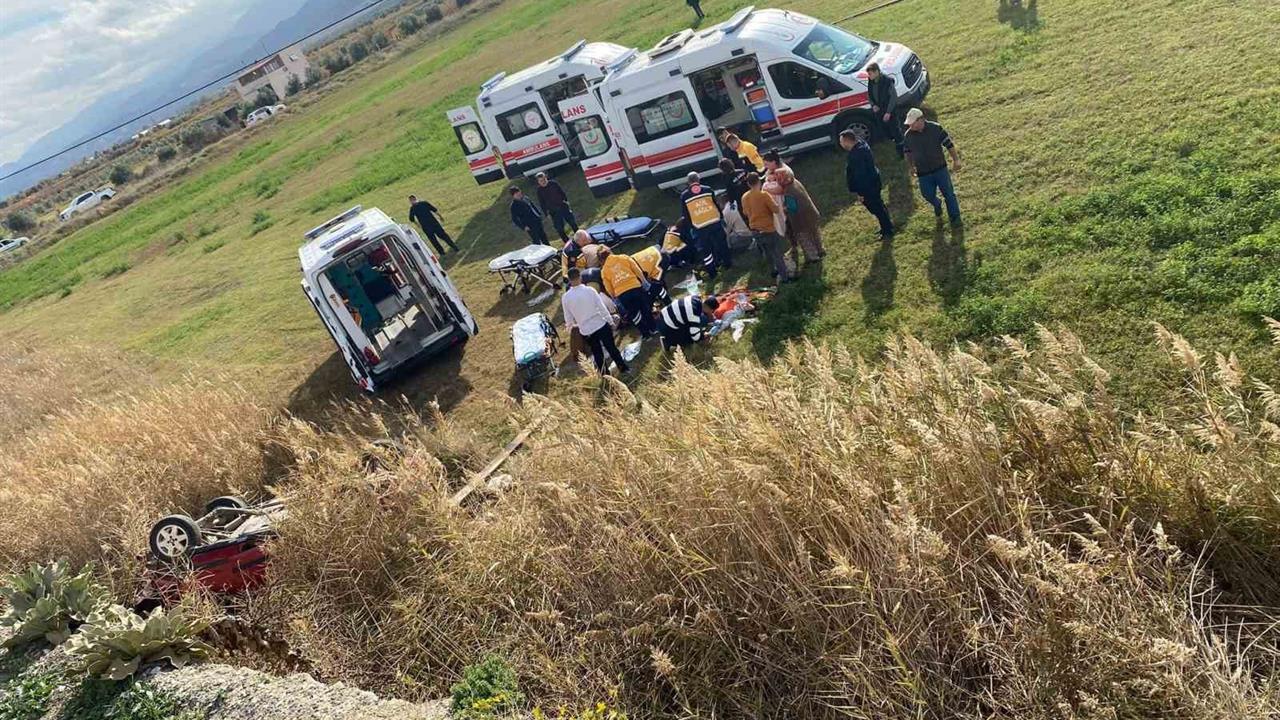 Manisa Salihli'de Otomobilin Tarlaya Uçması Sonucu 5 Kişi Yaralandı