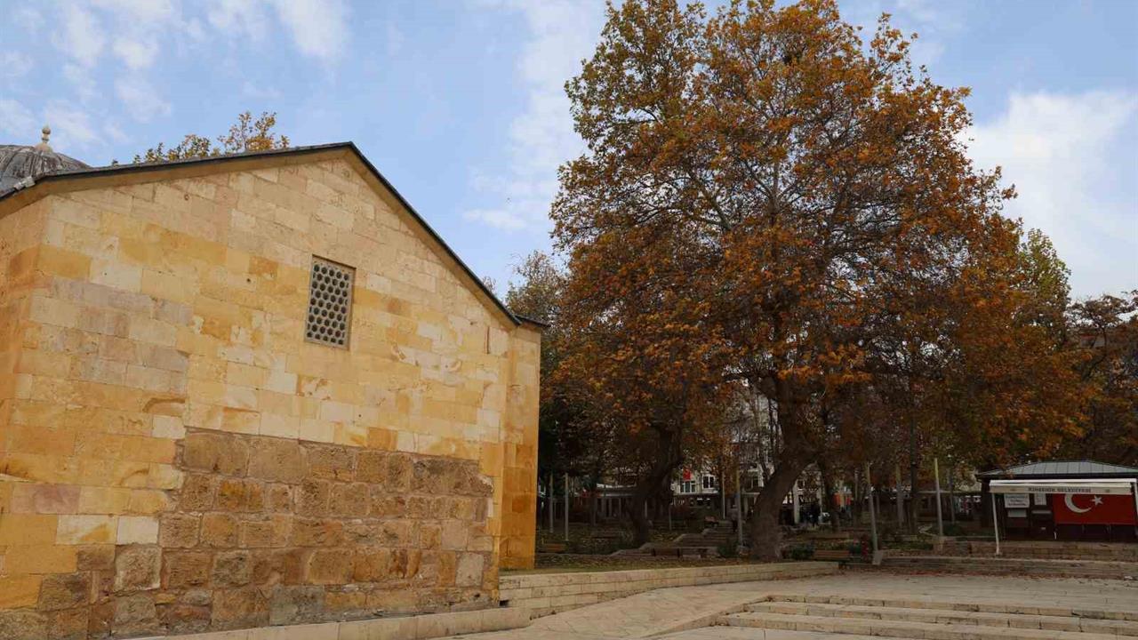 Kırşehir'de Ahi Evran Külliyesi Çevresinde Sonbahar Manzarası Göz Kamaştırıyor