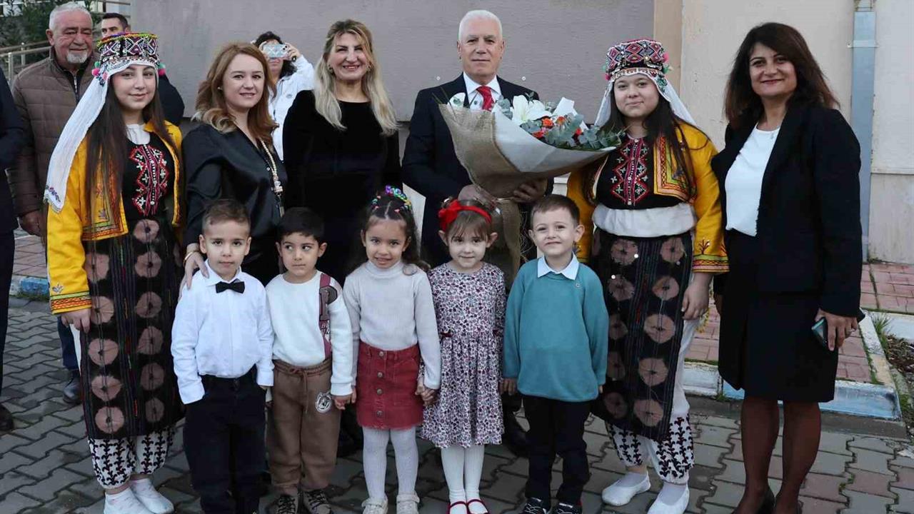 Bursa'da Başkan Bozbey Öğretmenler Günü'nü Okul Ziyaretleri ile Kutladı
