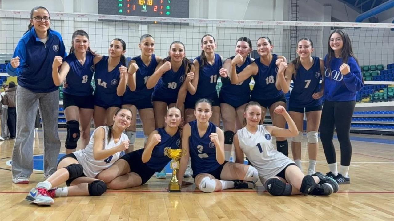 Kütahya Merkez'de Genç Kız Voleybol Takımı Şampiyonluk Kupasını Kazandı