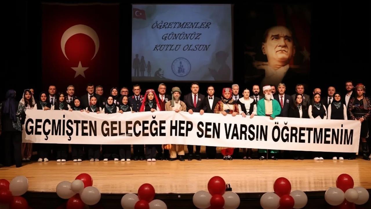 Kütahya'da Öğretmenler Günü, Hezar Dinari Kültür Merkezi'nde coşkuyla kutlandı.