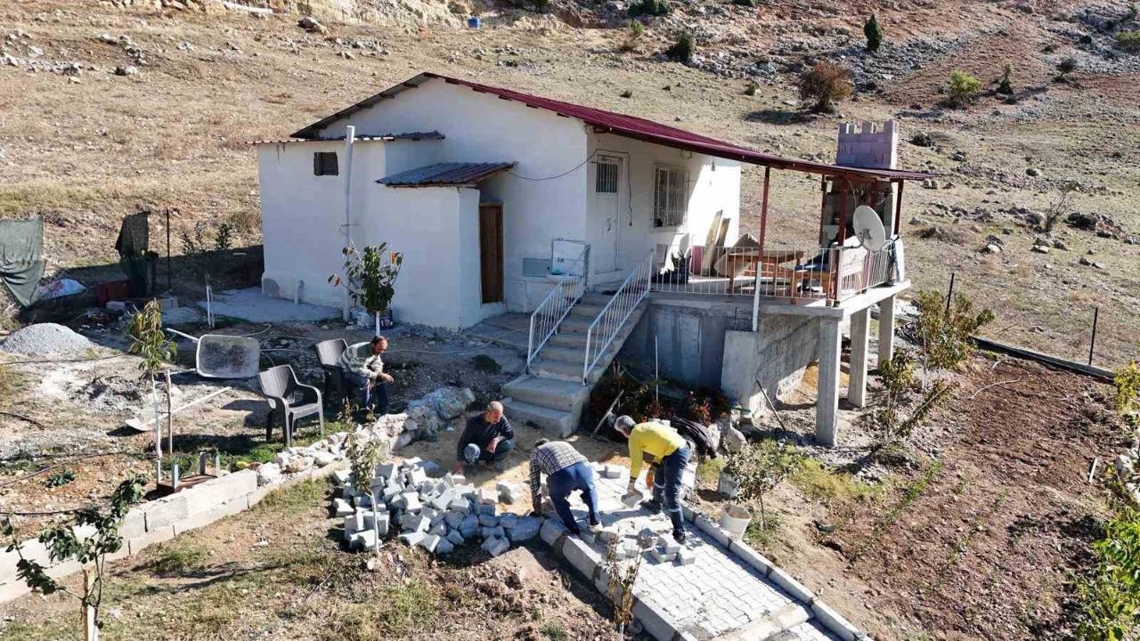 Tarsus Belediyesi’nden Engelli Cihan’a Özel Çözüm: Eve Güvenli Giriş İçin Parke Döşendi