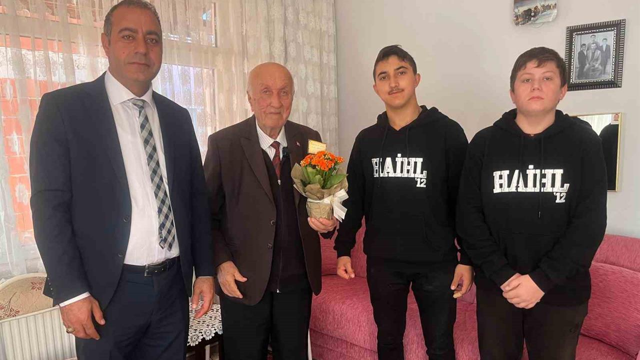 Tekirdağ Hayrabolu'da Öğrenciler Emekli Öğretmen Mustafa Koç'u Ziyaret Etti
