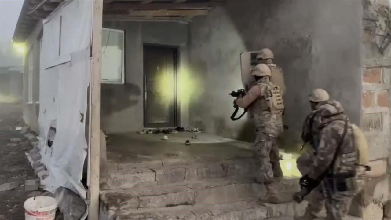 Ağrı'da KOM Şube Ekipleri Tarafından Yapılan Operasyonda Uzun Namlulu Silahlar Ele Geçirildi