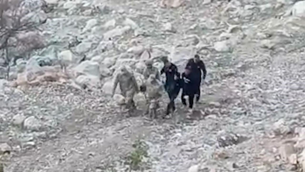 Siirt Eruh'ta Şarampole Devrilen Araçta 1'i Ağır 4 Yaralı Bulundu