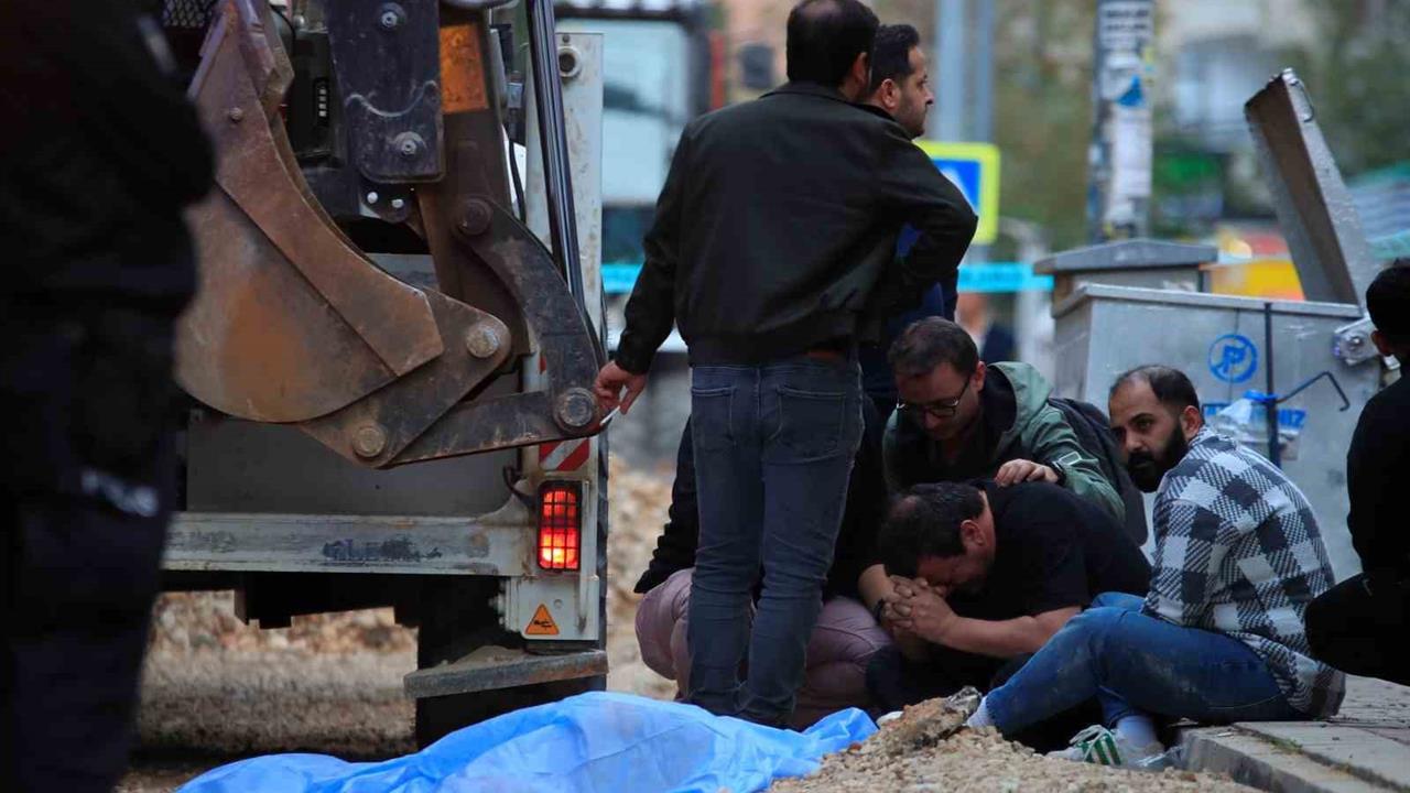 Antalya'da Ekmek Almaya Giden Yaşlı Adam Kepçe Altında Kaldı