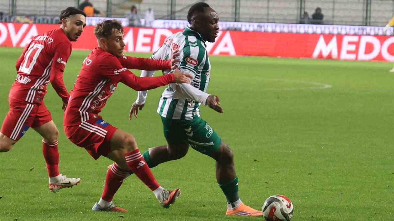 Konyaspor Antalyaspor ile oynadığı maçın ilk yarısını golsüz tamamladı.