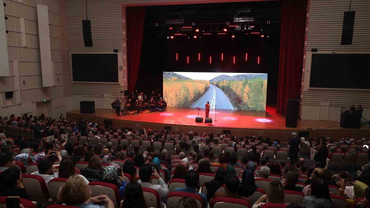 Kayseri'de 24 Kasım Öğretmenler Günü nedeniyle gerçekleştirilen konserde öğretmenler bir araya geldi.