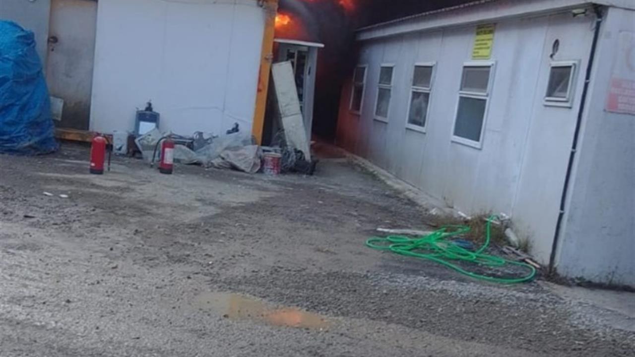 Rize Güneysu'da İnşaat Şantiyesinde Meydana Gelen Yangın İtfaiye Tarafından Kontrol Altına Alındı