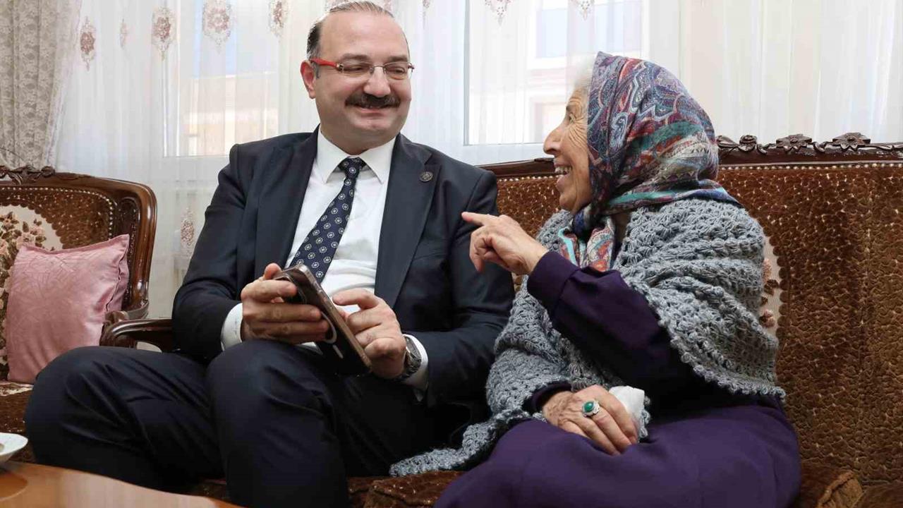 Erzurum'da Rektör Hacımüftüoğlu, Öğretmenler Günü'nde öğretmeni Hatice Dağ'ı ziyaret etti.