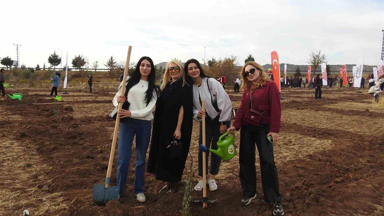 Kilis'te "Çiftçiye Hayat Olsun" Projesi Kapsamında 10 Bin Fidan Dikildi