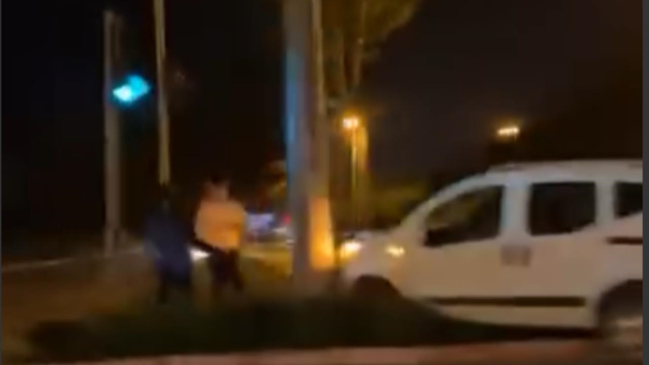 Yoldan Çıktı, Elektrik Direğine Çarparak Durabildi: Tarsus Cezeryeci Kız Anıtı Kavşağı’nda Kaza!