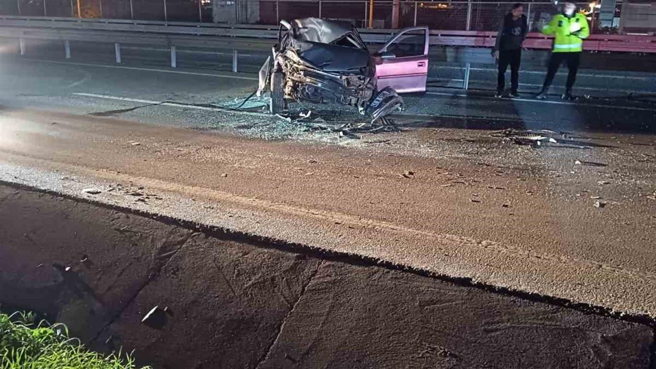 Kocaeli Körfez'de Kontrolden Çıkan Araç Demir Bariyerlere Çarptı