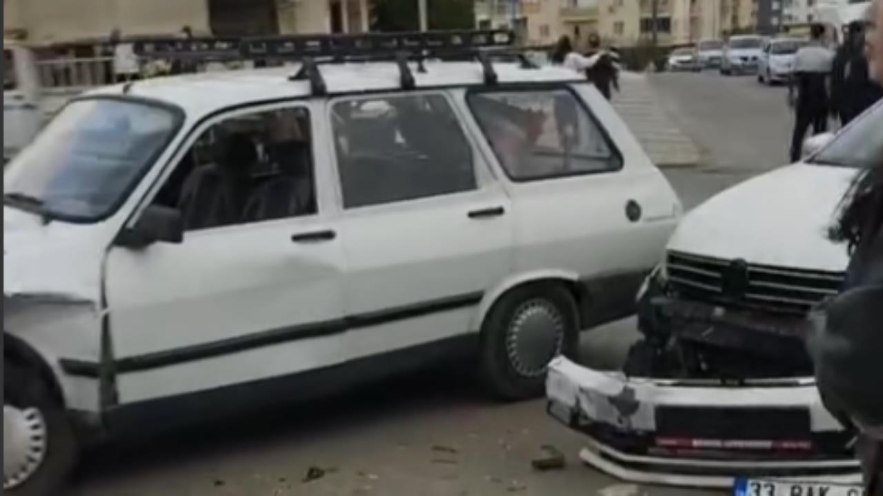 Tarsus'ta Muhtarlık Kavşağında Zincirleme Kaza: 3 Araç Çarpıştı