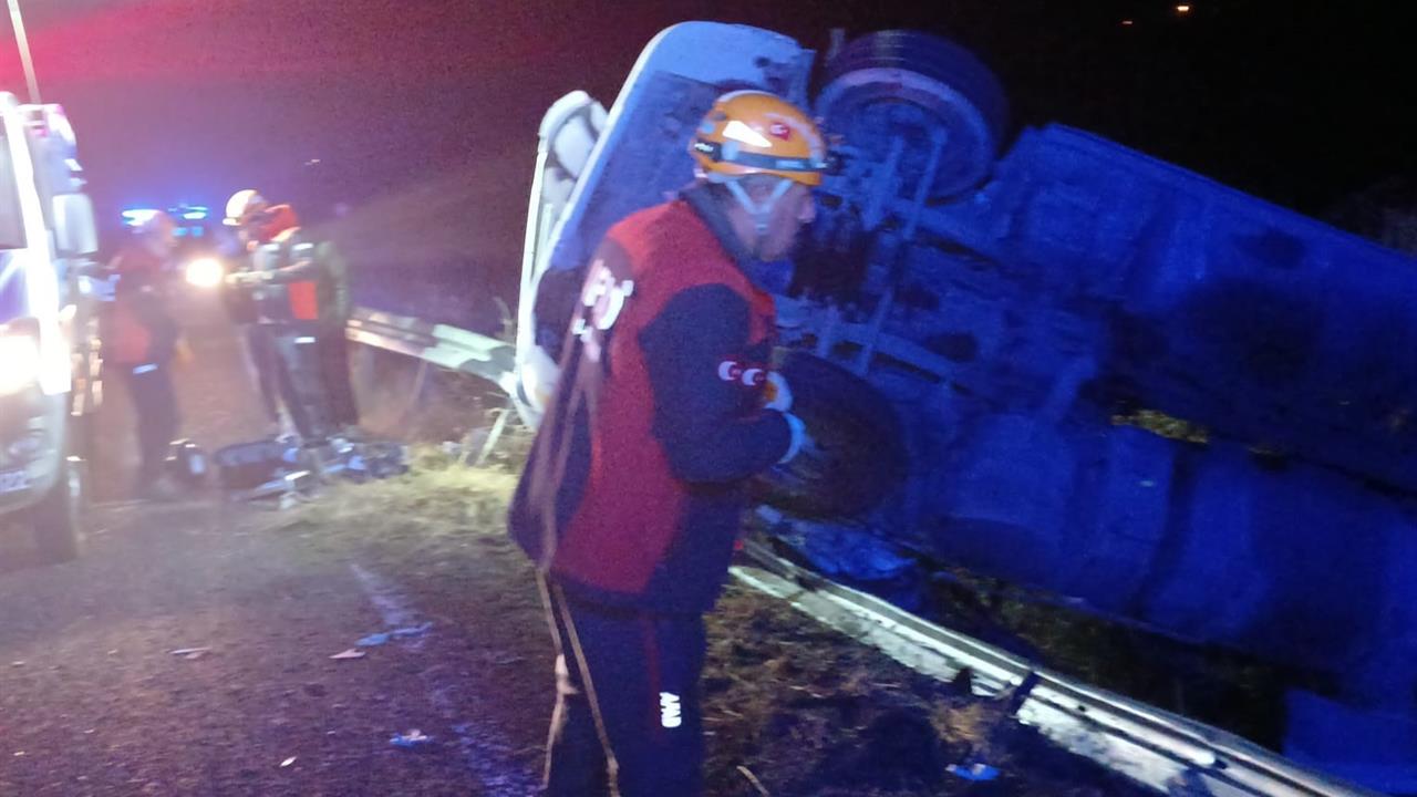Elazığ Sivrice'de Bariyerlere Çarpan Kamyonda 1 Kişi Yaralandı