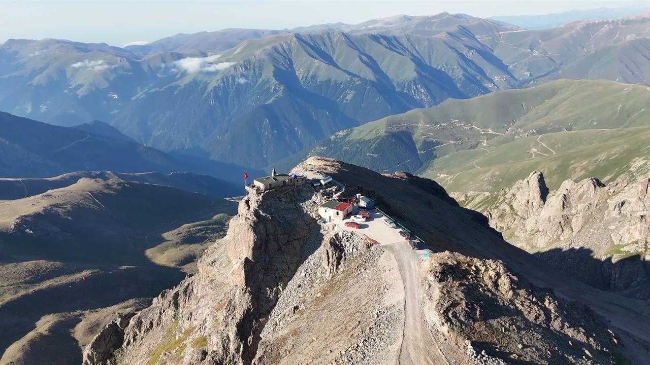Trabzon Bayburt Sınırında Yangın Nedeniyle Kırklar Dağı Mescidi Küle Döndü