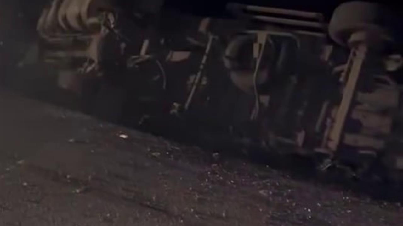 Sakarya Kaynarca'da Kontrolden Çıkan Kamyon Elektrik Direğine Çarptı