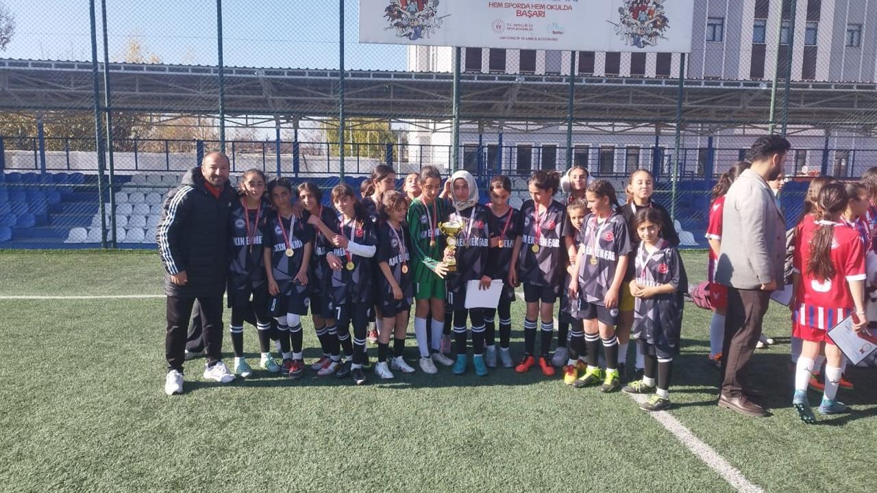 Van Özalp'da Yıldız Kızlar Kategorisinde İl Birinciliği Kazanıldı