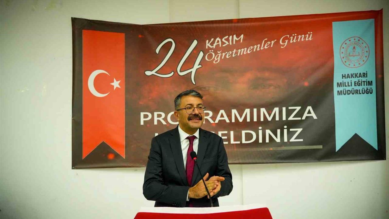 Hakkari'de Vali Ali Çelik, Öğretmenler Günü'nde öğretmenlere yemek verdi.