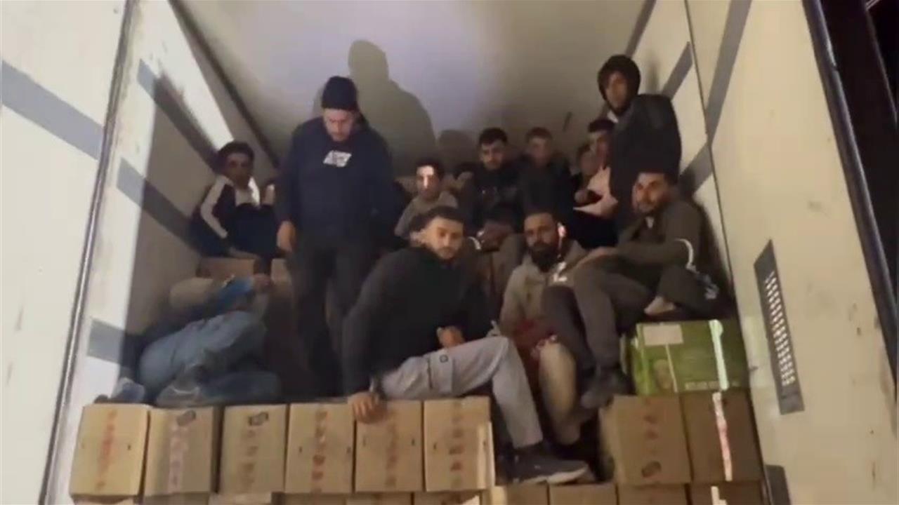 Hatay Antakya-Belen Yolunda Durdurulan Tırda 16 Göçmen Bulundu, 2 Organizatör Tutuklandı