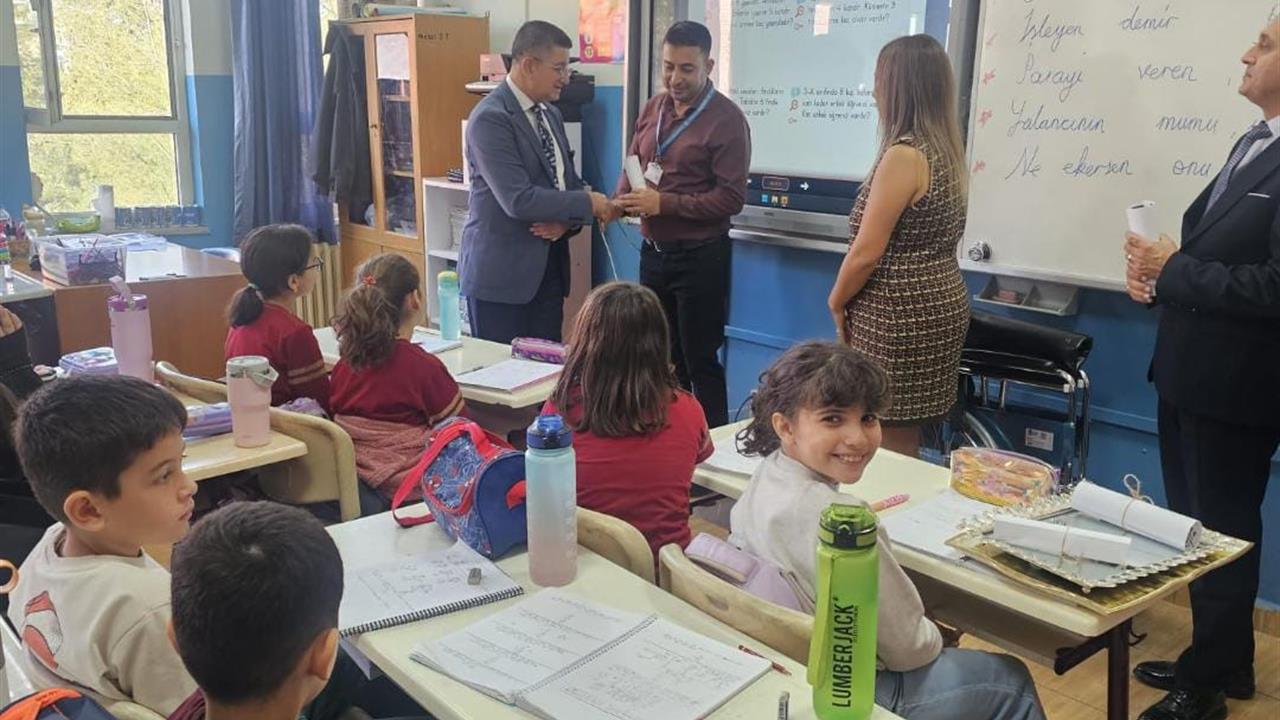 Hatay Dörtyol'da Veliler, Hediye Kabul Etmeyen Öğretmenleri İçin Tekerlekli Sandalye Aldı