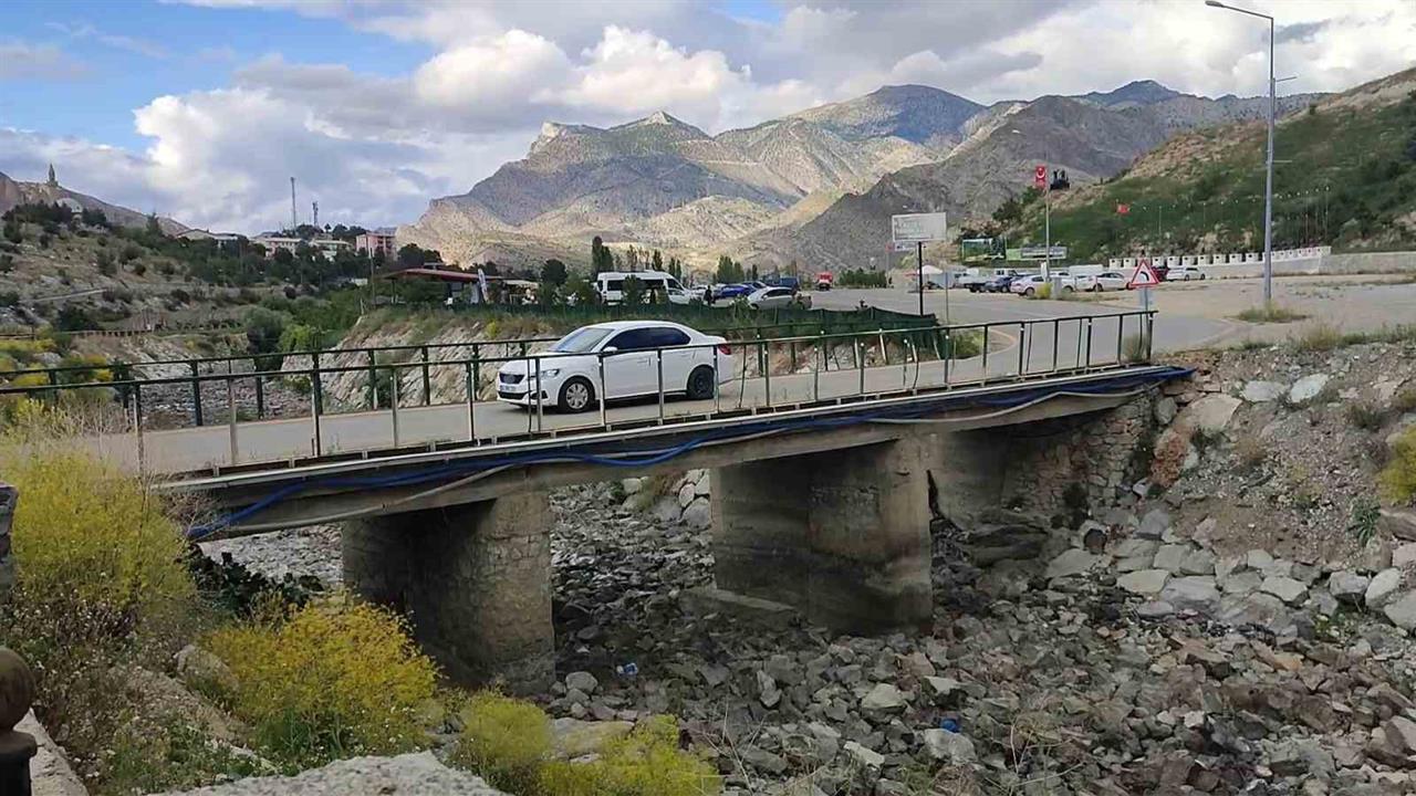 Erzurum Uzundere'deki Tortum Şelalesi Girişi Tehlikelerle Dolu