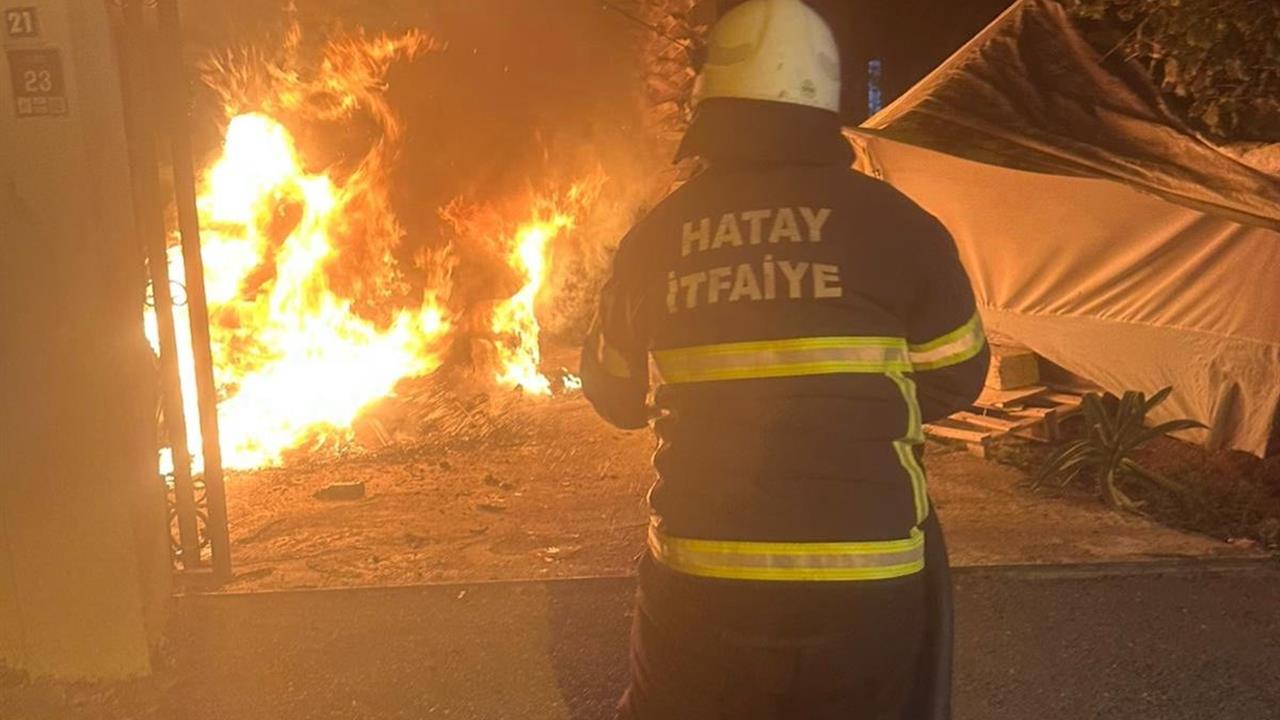 Hatay Reyhanlı'da Park Halindeki BMW Yangında Kullanılamaz Hale Geldi