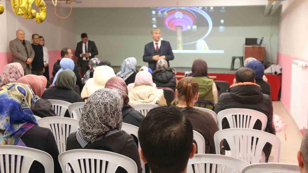 Kütahya'da Müdür Yılmaz, Velilerin Çocuklarına İlgisi Hakkında Konuştu